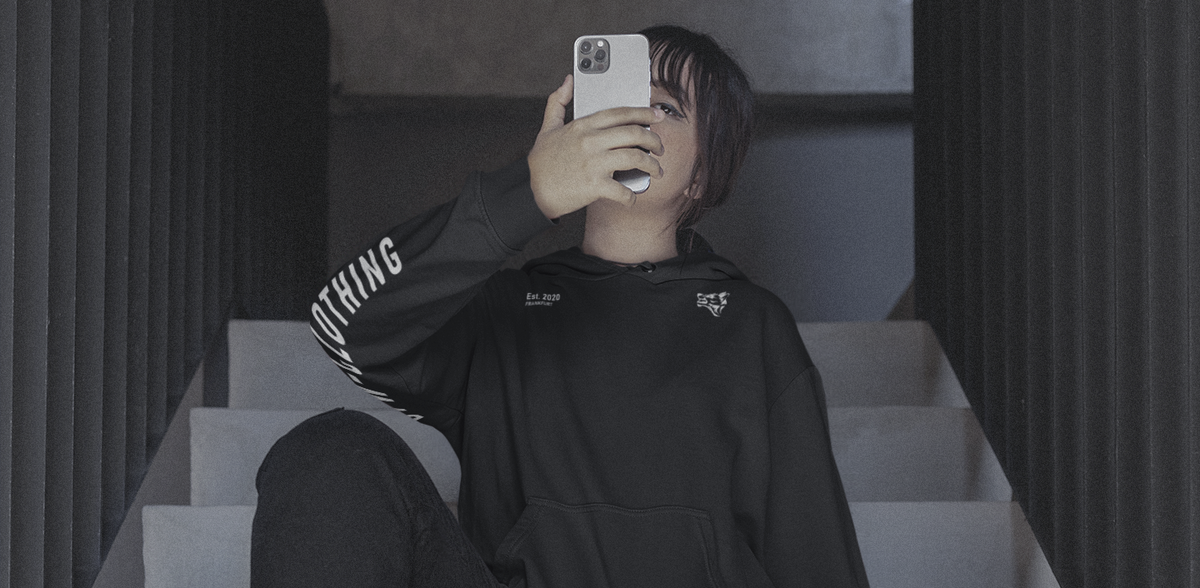 Person im schwarzen BTW-Hoodie mit Wolf-Logo auf einer Treppe
